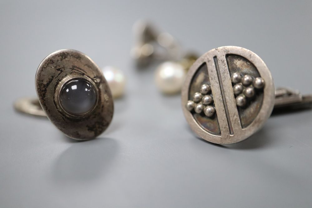 Two Georg Jensen sterling cufflinks, a similar ear clip and a pair of cultured pearl earrings.